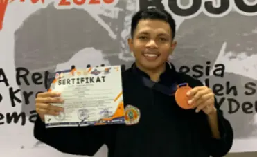 Foto Penghargaan dan Prestasi Juara III Kejuaraan Nasional Bojonegoro Championship Cabang Olahraga Pencak Silat Kelas C Tingkat Dewasa Putera