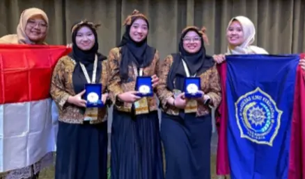 Foto Penghargaan dan Prestasi Juara I 1st International Conference, Innovation and Exhibition of Public Health with Community Services 2025 Tingkat Internasional