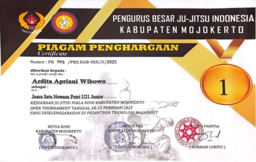 Foto Penghargaan dan Prestasi Juara I Newaza Putri U21 Junior Kejuaraan Jujitsu Piala KONI Kabupaten Mojokerto Tingkat Regional