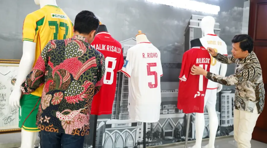 Gambar Berita 14 Jersey Atlet Nasional di UMSURA Terlelang Rp42 Juta, Jersey Ridho hingga Malik Risaldi Jadi yang Termahal