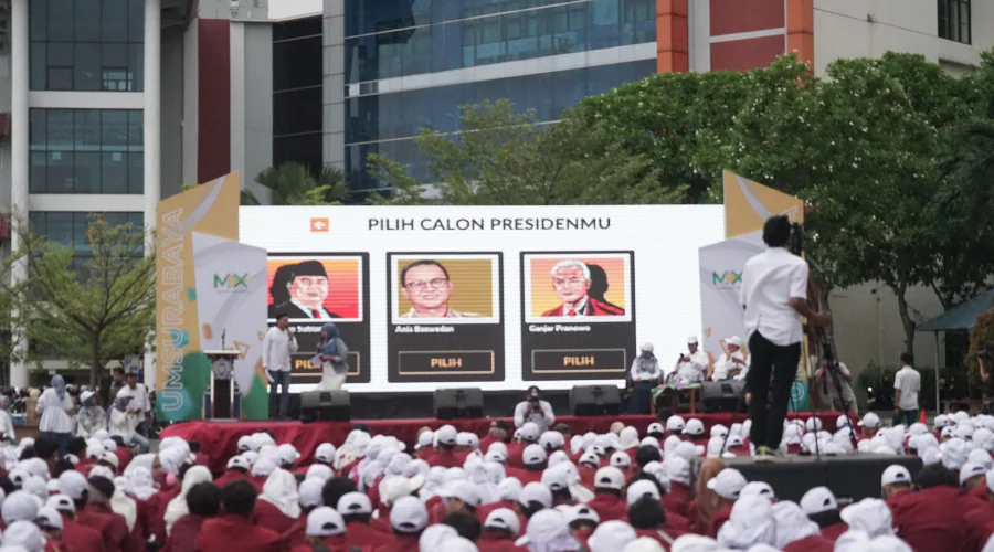 Gambar Berita 2014 Mahasiswa Baru UM Surabaya Bermain Game The President