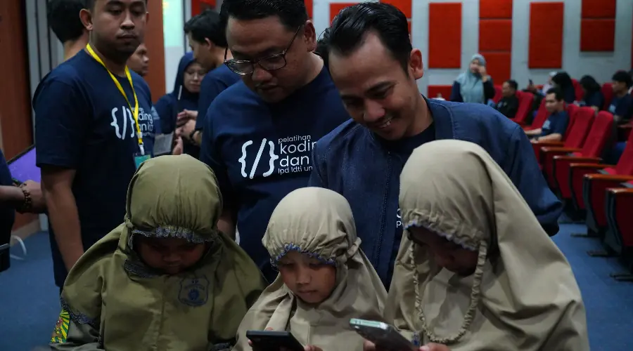 Gambar Berita 84 Guru SD Surabaya Pamerkan Karya Digital Usai 5 Hari Belajar Coding dan AI di UM Surabaya