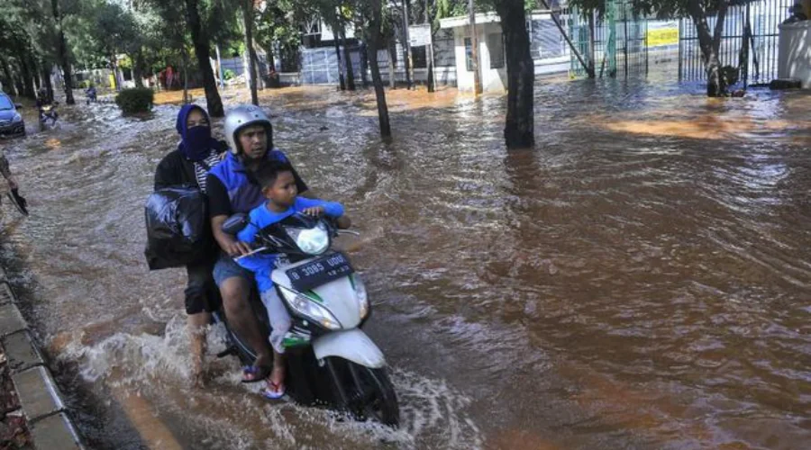 Gambar Artikel Agar Tetap Sehat di Musim Hujan, Ners UM Surabaya Sebut 3 Makanan Ini Harus Dihindari