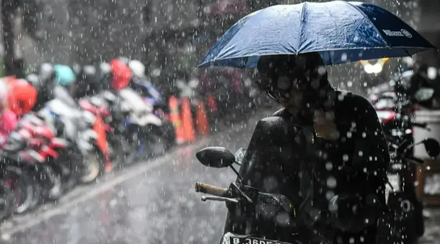 Gambar Artikel Air Hujan Surabaya Mengandung Mikroplastik, Dosen UMSurabaya Ingatkan Ancaman Jangka Panjang