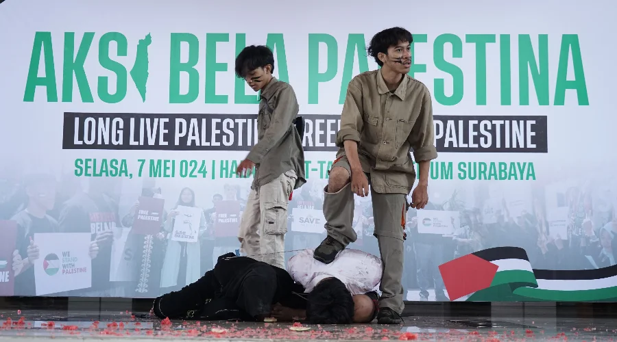 Gambar Berita Aksi Bela Palestiana di UM Surabaya, Aksi Teatrikal Pembebasan, Puisi Berantai hingga Pasang Peta di Titik Kampus