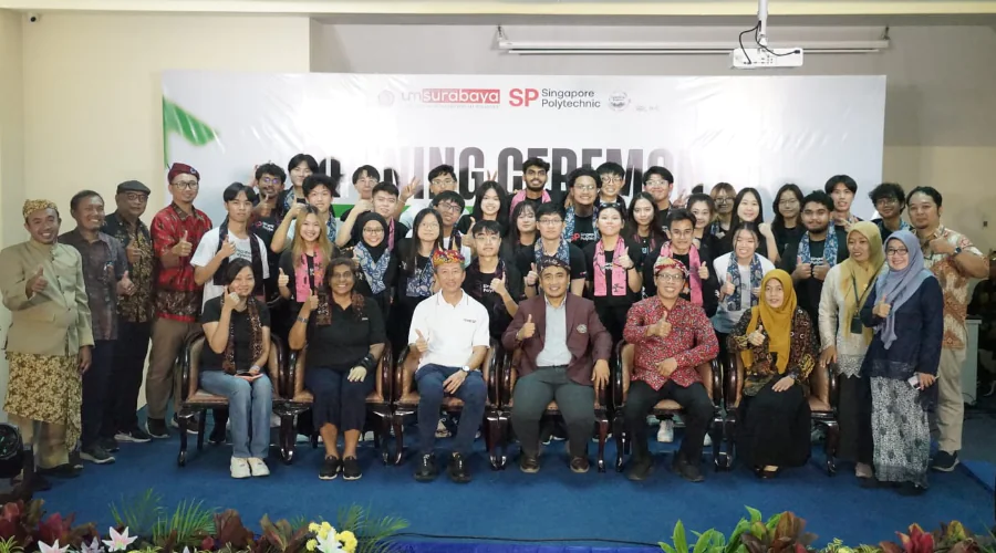 Gambar Berita Angkat Masalah Keselamatan Kerja dan Produk Ramah Lingkungan, Mahasiswa UM Surabaya dan Singapore Polytechnic  Terjun ke Pesisir Lamongan