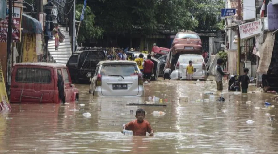 Gambar Artikel Banjir Terjadi di Sejumlah Tempat, Dosen UM Surabaya: Waspada Penyakit yang Ditularkan Lewat Air