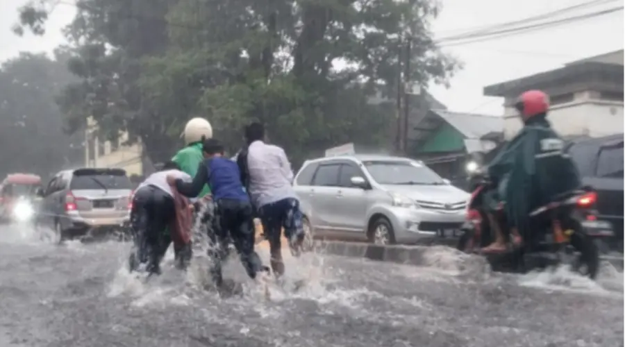 Gambar Artikel Banjir Terjadi di Sejumlah Wilayah di Indonesia, Dosen UMSurabaya: Waspada Penyakit yang Ditularkan Lewat Air