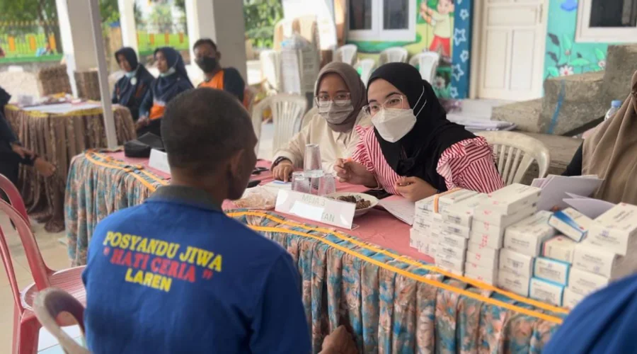 Gambar Berita Bekerjasama dengan Lazismu dan RSM Lamongan, Dokter Muda FK UM Surabaya Bantu Pemulihan ODGJ di Bulubrangsi Kecamatan Laren