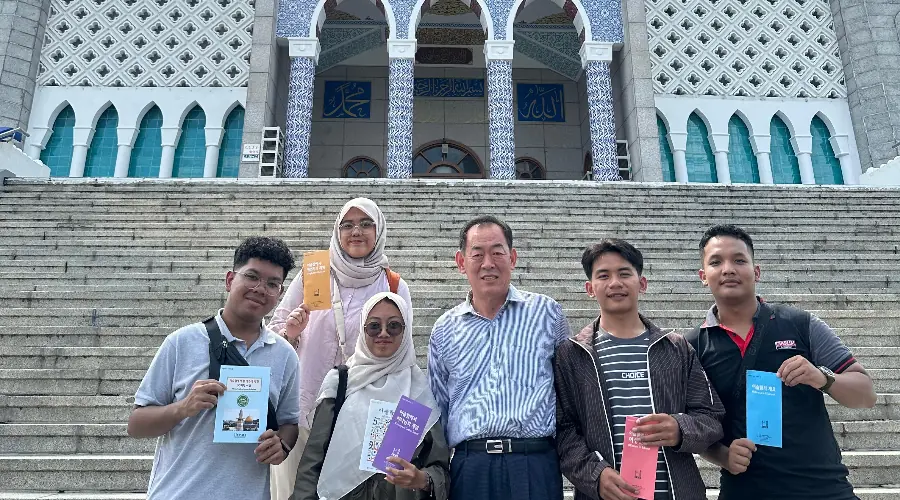 Gambar Berita Berkunjung ke Masjid Pusat dan Berburu Makanan Halal di Seoul, Mahasiswa UMSurabaya Lakukan Dialog dengan Muslim Korea dan Kirgistan