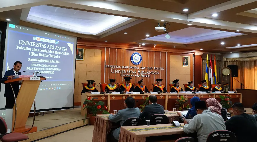 Gambar Berita Bongkar Bias Gender dan Ekologi dalam Buku Teks Sekolah Dasar, Radius Setiyawan Raih Gelar Doktor dari Unair