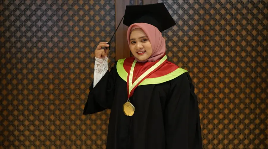 Gambar Berita Dari Apoteker Menjadi Dokter: Rizka Aulia Rahma Buktikan Belajar Tak Pernah Ada Akhirnya