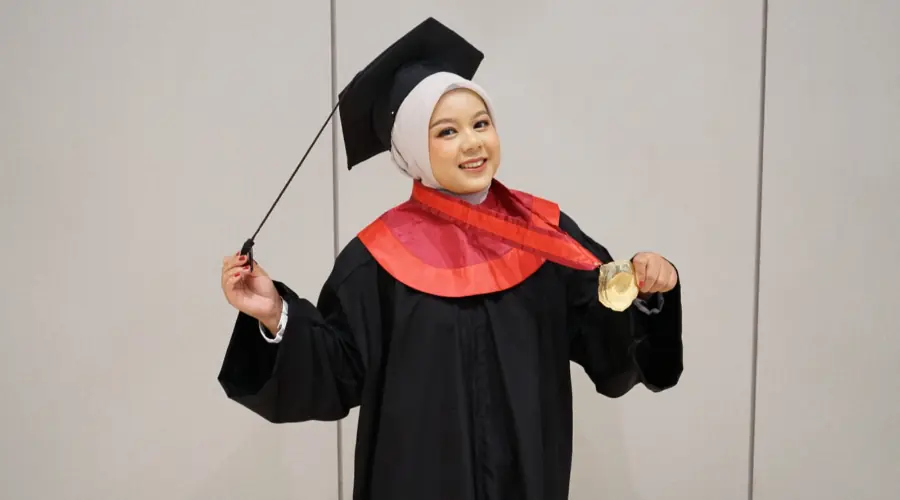 Gambar Berita Dari Keterbatasan hingga Menjadi Sarjana Arsitektur: Kisah Haru Aliya Eka Listiyanti di Wisuda ke-53 UMSurabaya