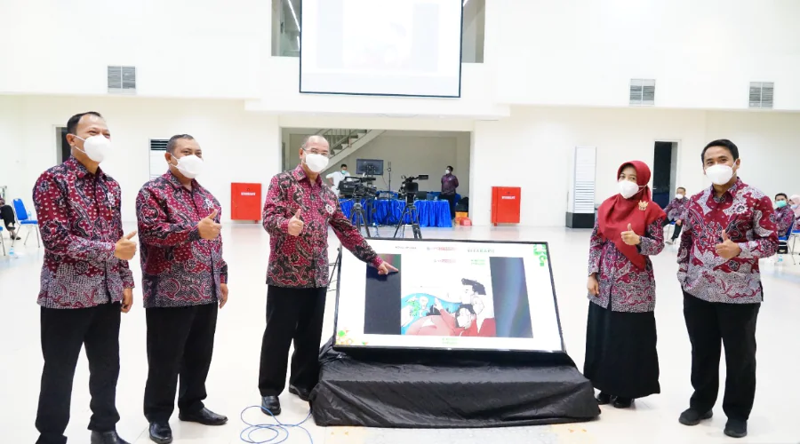 Gambar Berita Dari Surat Digital untuk Presiden Hingga Squid Game dalam Pengukuhan Mahasiswa Baru UMSurabaya