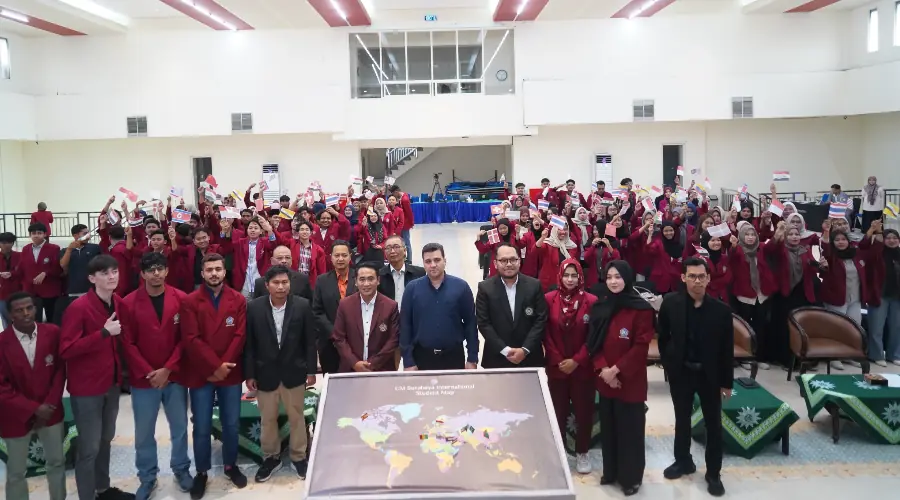 Latest News Di Tengah Ketegangan Iran–Israel, UMSURA Gaungkan Pesan Perdamaian Dunia Lewat Penancapan Bendera Global