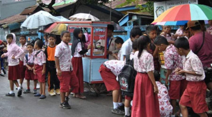 Gambar Artikel Dosen UM Surabaya Paparkan Bahaya Infeksi Mikroorganisme saat Jajan Sembarangan