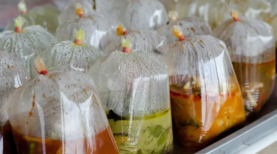 Gambar Artikel Dosen UMSURA Paparkan Bahaya Terlalu Sering Mengonsumsi Makanan Berkemasan Plastik