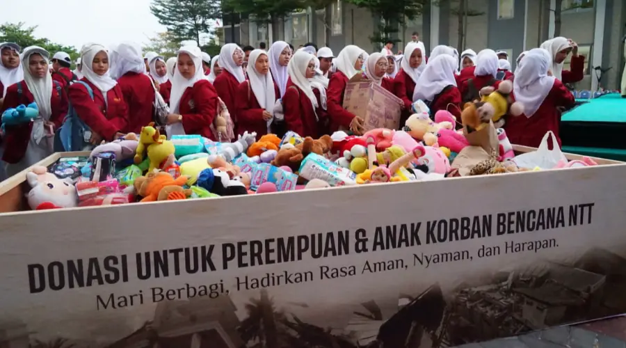 Gambar Berita Dukung Perlindungan Perempuan dan Anak, Ribuan Maba Umsura Angkat Boneka, Pembalut dan Popok untuk Korban Bencana NTT