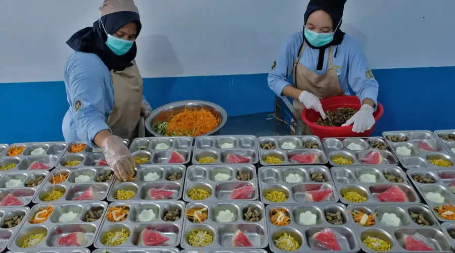 Gambar Artikel Ekonom UMSURA Soroti Kebijakan Pengangkatan Pegawai MBG Menjadi PPPK