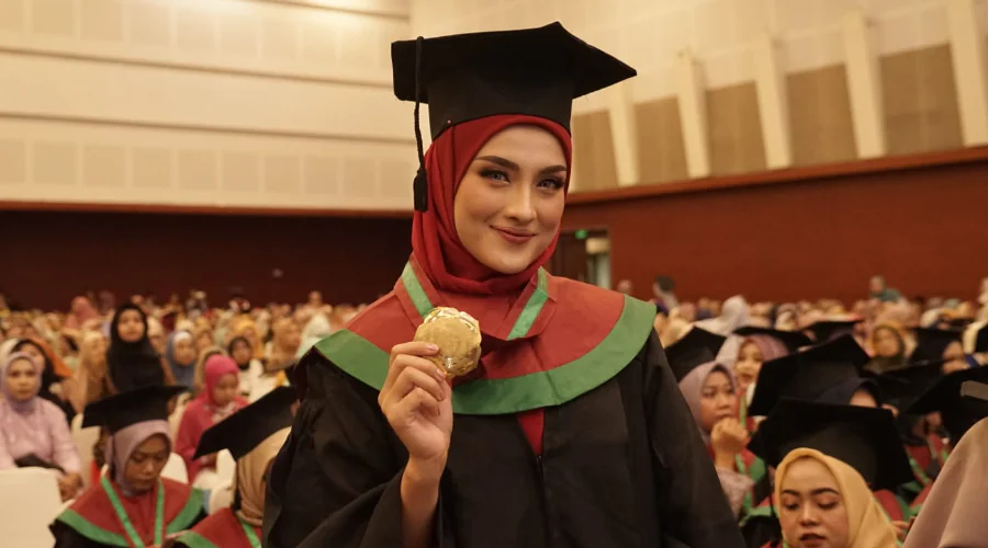 Gambar Berita Erra Fazhira, Mantan Putri Muslimah yang Raih IPK Cumlaude di UM Surabaya