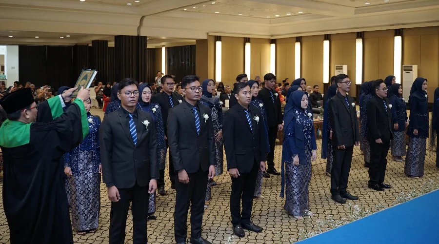 Gambar Berita Fakultas Kedokteran UM Surabaya Ambil Sumpah 28 Dokter Baru, Ini Pesan Rektor