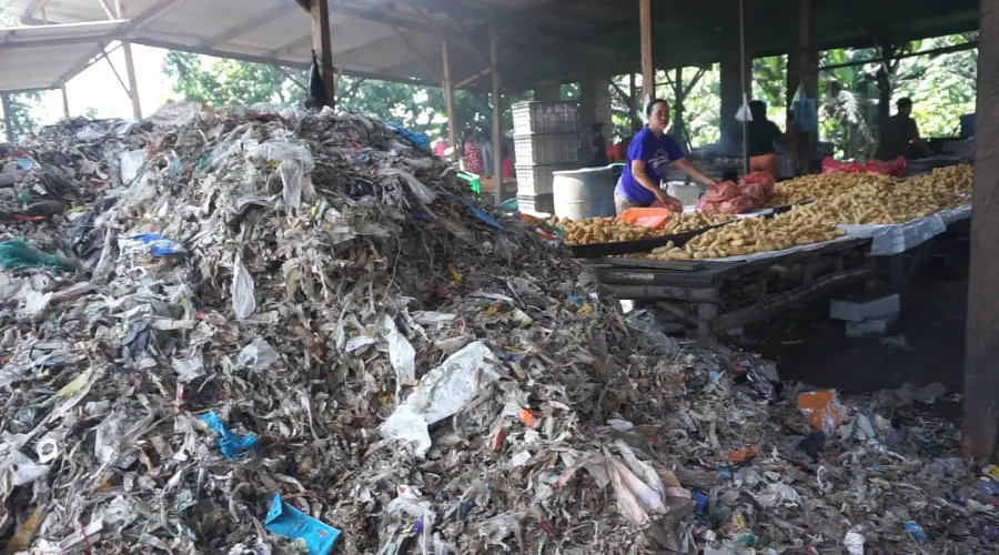 Gambar Artikel Goreng Tahu Pakai Bahan Bakar Sampah Plastik di Sidoarjo, Pakar UM Surabaya Ungkap Bahayanya bagi Lingkungan dan Kesehatan