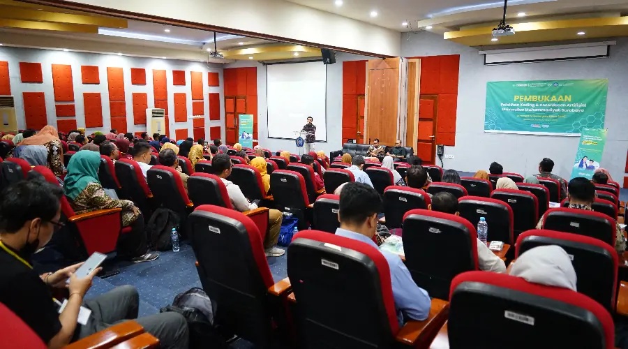 Gambar Artikel Guru SD Surabaya Ikuti Pelatihan Dasar Coding dan AI di UM Surabaya