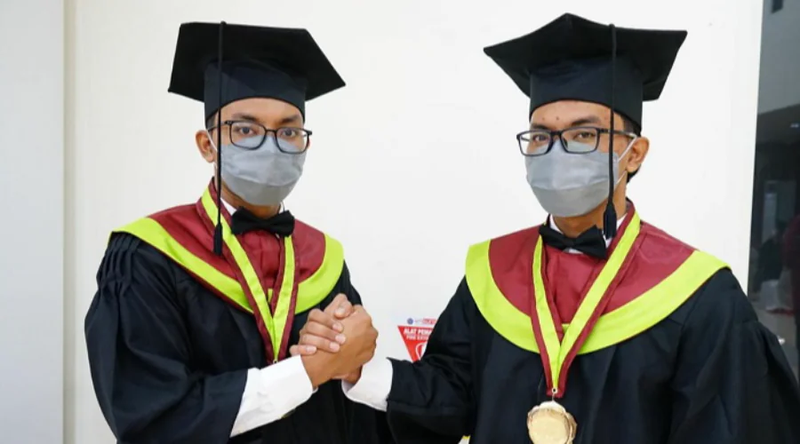Gambar Berita Hasan dan Husin Duo Kembar Asal Madura Jadi Dokter Muda
