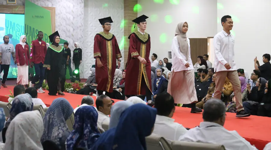 Gambar Berita Identitas UMSURA Dikenalkan Lewat Catwalk Fashion Show, dari Atlet hingga Difabel Ikut Meriahkan