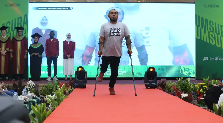 Berita Terbaru Identitas UMSURA Dikenalkan Lewat Catwalk Fashion Show, dari Atlet hingga Difabel Ikut Meriahkan