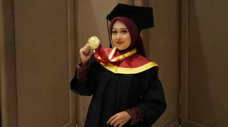 Gambar Berita Jual Cincin Demi Daftar Kuliah, Kini Defia Lulus dengan Segudang Prestasi dari UMSurabaya