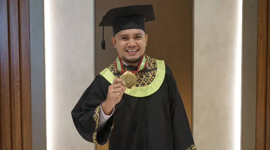 Gambar Berita Kisah Inspiratif Ibrahim, Wisudawan Umsura Bangun Klinik di Pelosok Ende NTT
