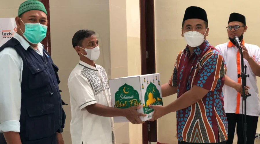 Gambar Berita KLL Lazismu UM Surabaya Bagikan Kado Ramadan untuk Warga Sekitar dan Kaum Marginal