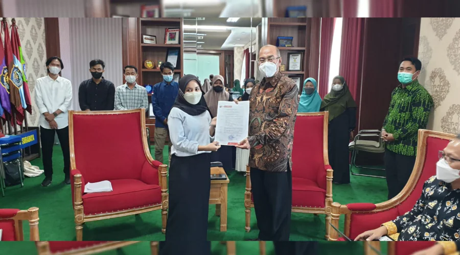 Gambar Berita KLL UM Surabaya Serahkan Dana Beasiswa Sang Surya untuk Mahasiswa