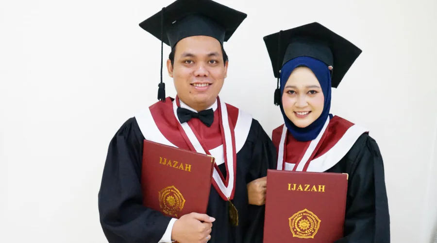 Gambar Berita Kompak! Suami Istri Wisuda Bersama di UM Surabaya