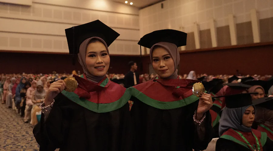 Gambar Berita Kuliah Sambil Berwirausaha, Iin dan Uun Mahasiswa Kembar Asal Banyuwangi Raih IPK Cumlaude