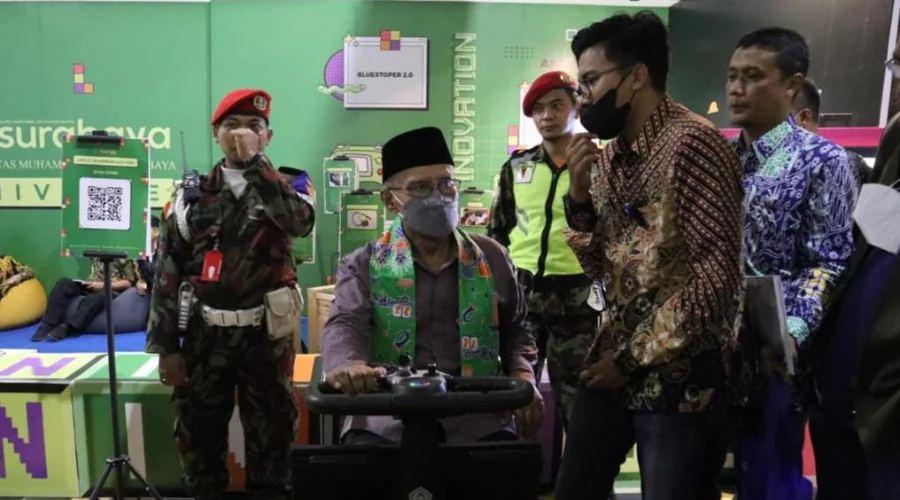 Gambar Berita Kunjungi Booth UM Surabaya, Ketum PP Muhammadiyah Jajal Inovasi Kursi Cerdas