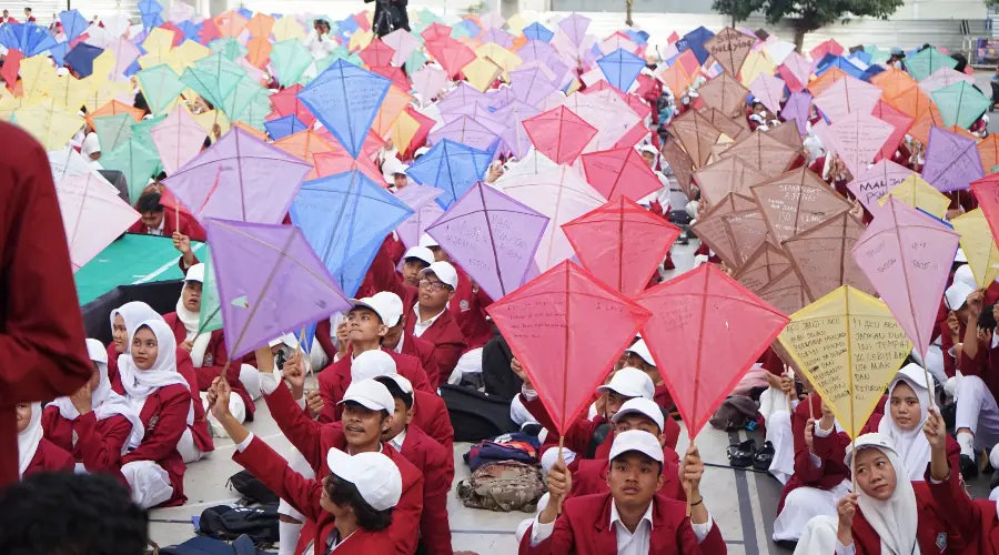 Gambar Berita Layang-Layang jadi Media Ekspresi, Ribuan Gen-Z Mahasiswa Baru UMSurabaya Gaungkan Simbol Kebebasan