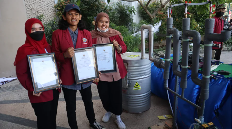 Gambar Berita Mahasiswa KKN UM Surabaya Olah Sampah jadi Pupuk Cair Ramah Lingkungan