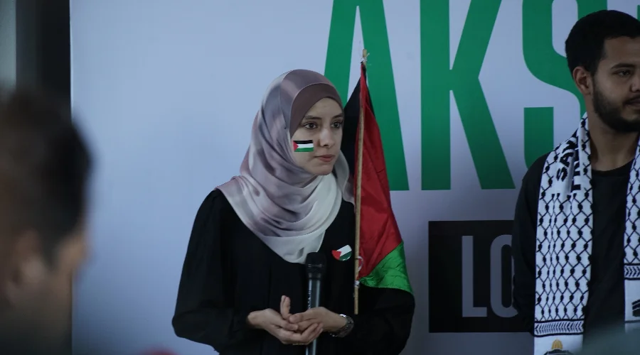 Gambar Berita Mahasiswa Palestina Bacakan Puisi “Tanah Ini Milik Kami” di Aksi Bela Palestina di UM Surabaya