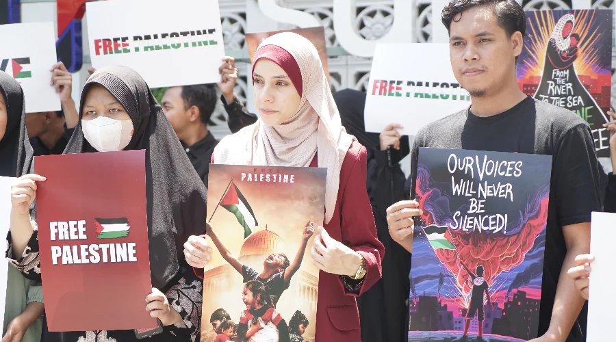 Gambar Berita Mahasiswa Palestina Gelar Sholat Gaib dengan Mahasiswa UM Surabaya