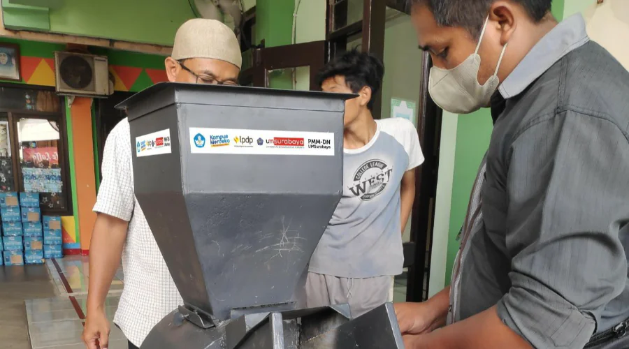 Gambar Berita PMM-DN Students Invent a Counting Machine for Breeders in Wonorejo, Surabaya