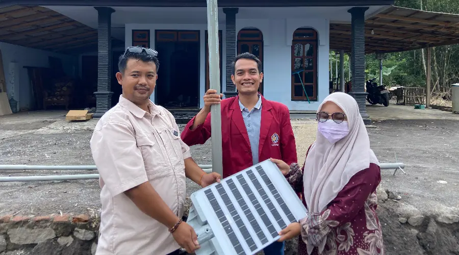 Gambar Berita Mahasiswa UMSURA Bantu Petani Desa Supiturang Pascabencana Semeru Lewat Dryer Reborn dan Lampu Surya
