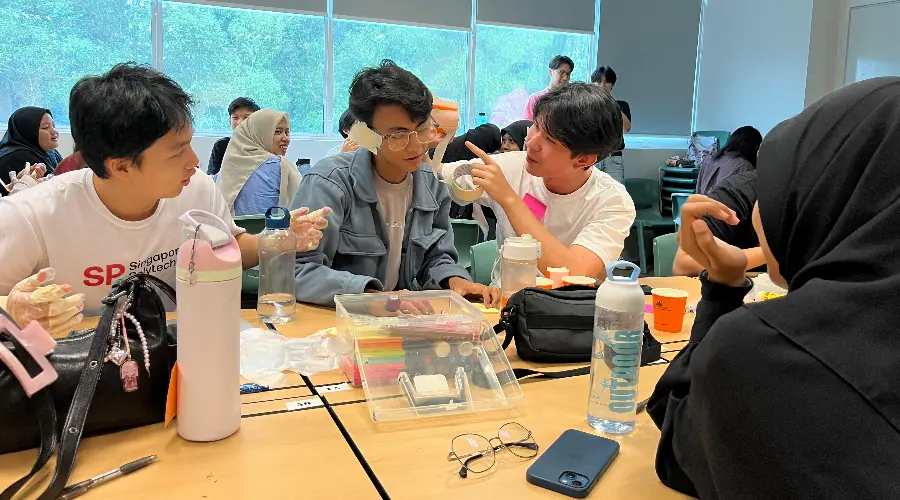 Gambar Berita Mahasiswa UMSurabaya dan Singapore Polytechnic Terapkan Bodystorming: Bangun Empati sebelum Terjun ke Komunitas Lansia