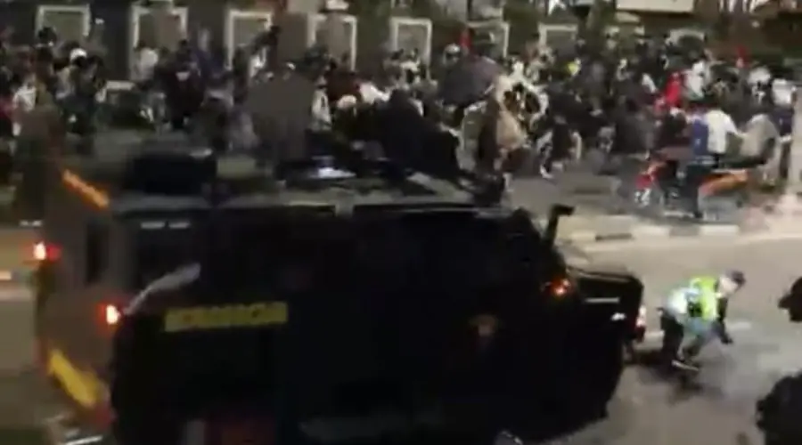 Gambar Artikel Pakar Hukum UMSurabaya: Lindasan Mobil Brimob yang Tewaskan Ojol adalah Tindakan Brutal, Masuk Kategori Extrajudicial Killing