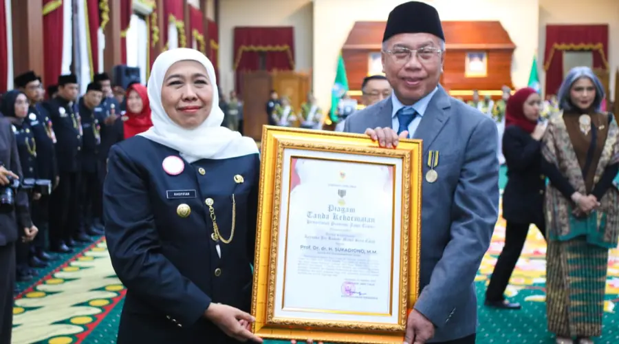 Gambar Berita Prof. Sukadiono Guru Besar UMSurabaya Raih Lencana Jer Basuki Mawa Beya, Dedikasi Tokoh Pendidikan dan Kemanusiaan