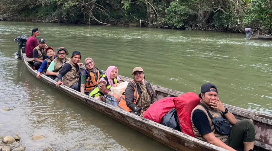 Gambar Berita Relawan Muhammadiyah UMSURA Susuri Sungai Besitang dengan Sampan untuk Jangkau Wilayah Terisolir dan Dirikan Pos Layanan Kesehatan