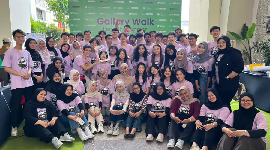Gambar Berita Selesaikan Problem Usaha Lokal, KKN Lex UMSurabaya dan Singapore Polytechnic Pamerkan Produk Prototipe di Gallery Walk