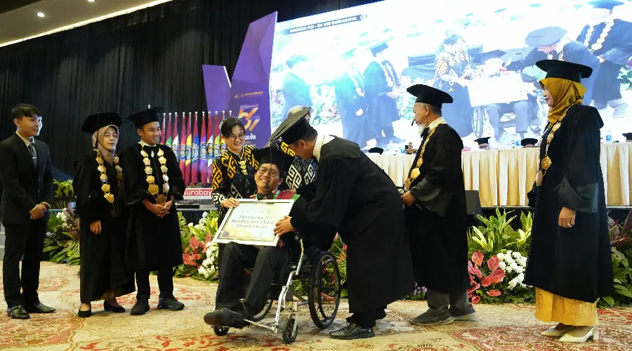 Gambar Berita Tak Menyerah pada Keterbatasan: Kisah Inspiratif David dan Ibu, Mahasiswa Difabel yang Lulus Cumlaude di UMSurabaya