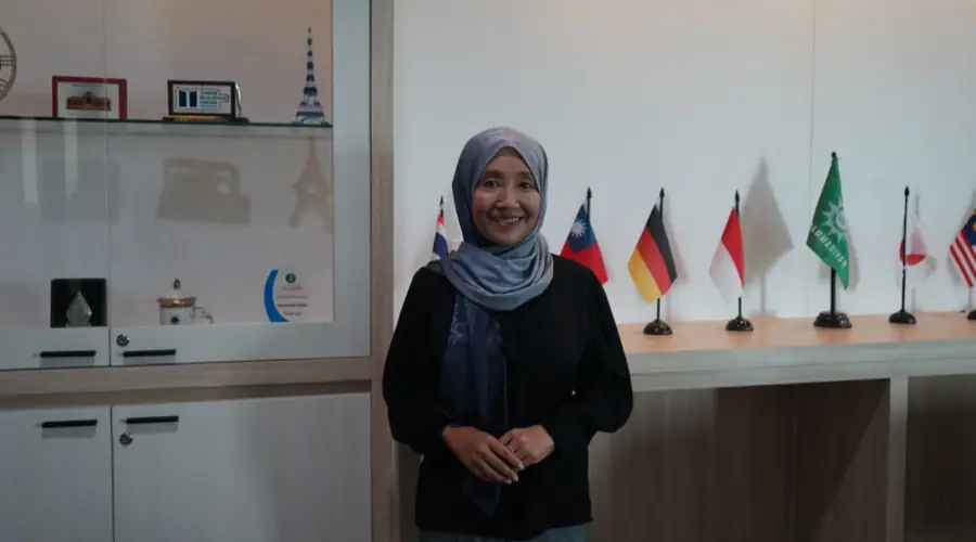 Gambar Berita Tak Pernah Berhenti Belajar: Kisah Maneerat Buntem, Mahasiswa Asal Thailand yang Studi di UMSurabaya di Usia 56 Tahun